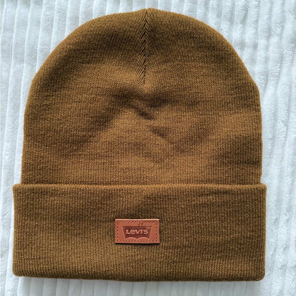 NWOT Levi’s Beanie in Caramel